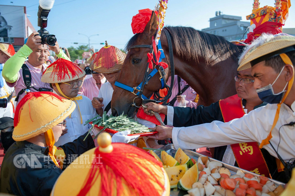 屏東東港迎王平安祭典28日展開,「請王」儀式請來5位「代天巡狩」千歲爺29日起展開東港鎮區的遶境4天,為地方驅除邪祟、疾疫,祭典人員餵食千歲爺的坐騎「王馬」,成為鏡頭焦點。(東隆宮提供)中央社記者郭芷瑄傳真 107年10月29日