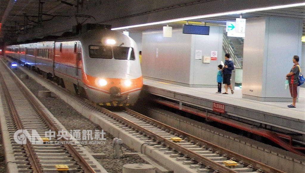 高雄鐵路地下化14日通車。(中央社檔案照片)