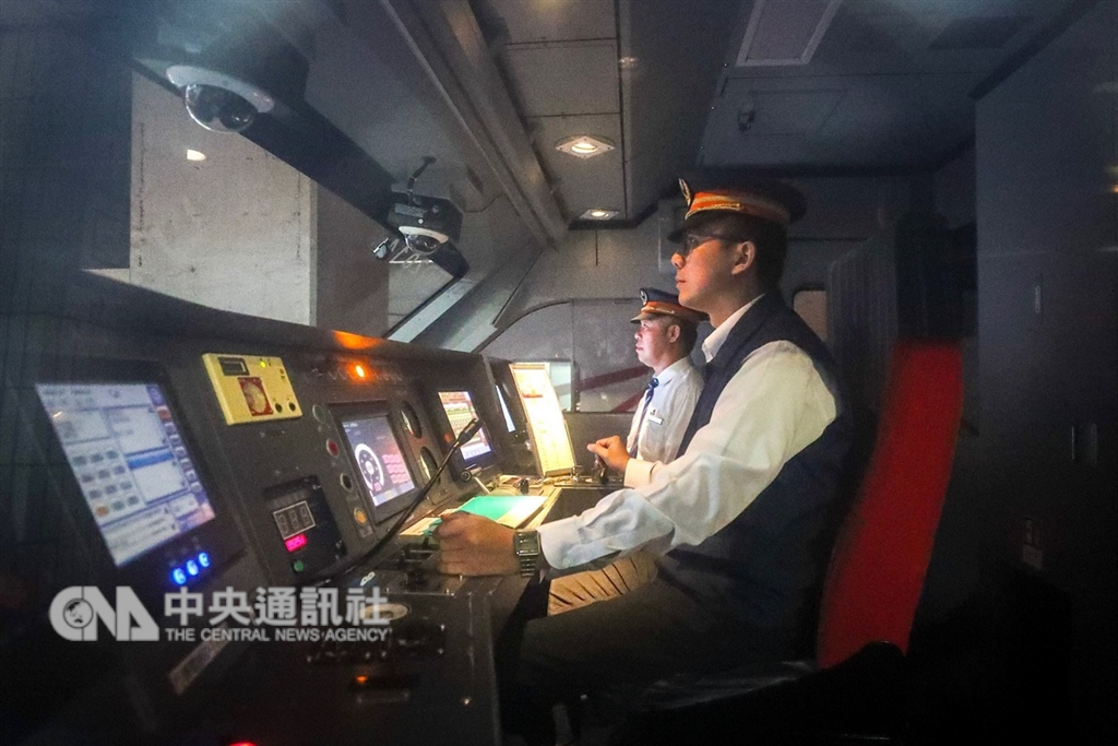 台鐵普悠瑪21日事故造成重大傷亡,30日起普悠瑪和太魯閣號實施雙人乘務,除了司機員擔任駕駛外,再搭配一名學習司機員擔任助理,讓駕駛更專心開車,強化安全。中央社記者裴禛攝 107年10月30日