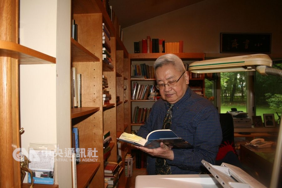中研院院士、首屆唐獎得主余英時(圖)說,表哥汪志天是最早向他灌輸共產主義理想的人,但他繼續探索的結果,沒有讓他完全接受共產主義。(中央社檔案照片)