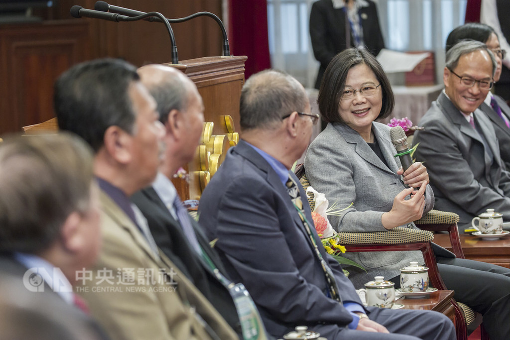 總統蔡英文(右2)30日接見「美洲合勝總堂及各支堂首長回國參訪團」指出,穩健的台美關係是捍衛民主、維持印太區域和平穩定非常重要的基石。(總統府提供)中央社記者葉素萍傳真 107年10月30日