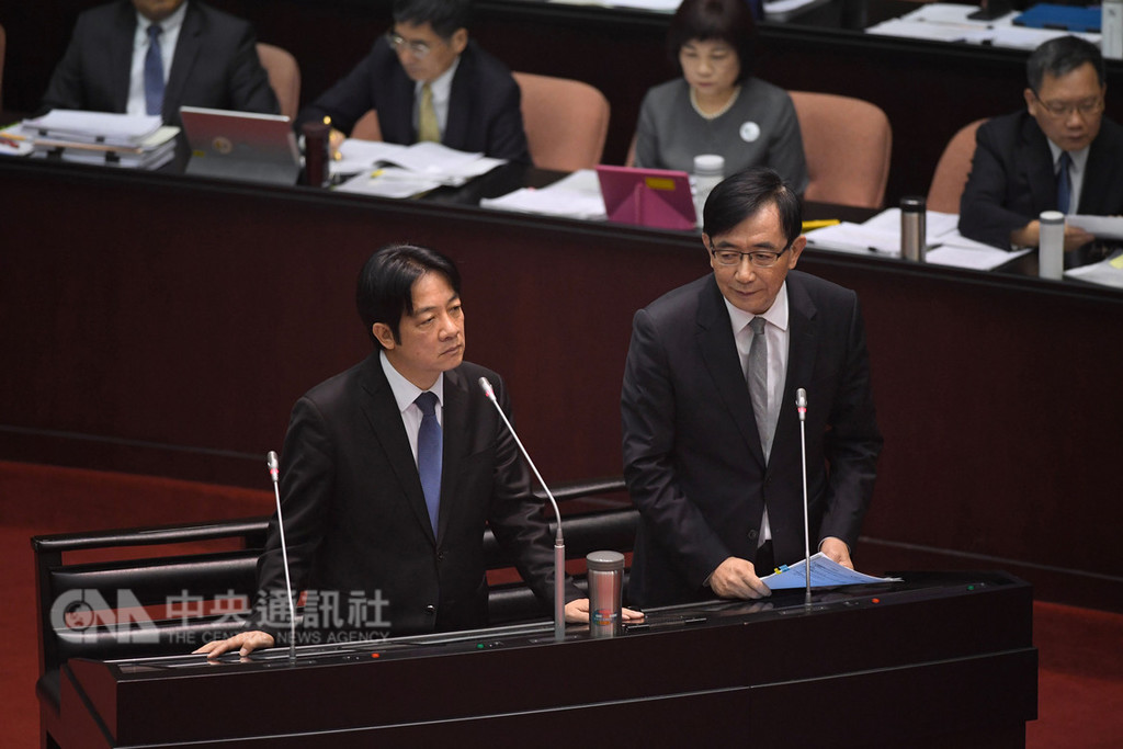 時代力量立委黃國昌30日針對普悠瑪翻覆事件質詢,批評交通部長吳宏謀(前右)掌握度比立委還差,建議行政院長賴清德(前左)撤換部長。賴清德表示,「等我們責任釐清之後,我會來作最後的決定」。中央社記者王飛華攝 107年10月30日