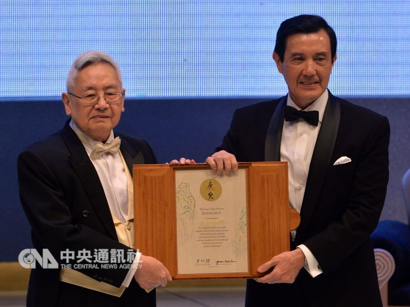 享譽國際的史學家余英時,出版回憶錄。圖為余英時在2014年首屆唐獎時,獲頒「漢學獎」。(中央社檔案照片)