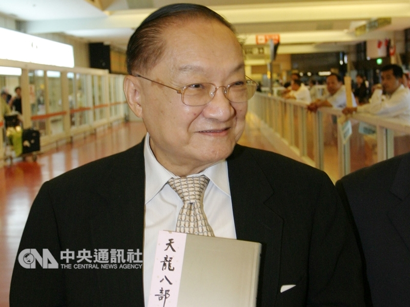 武俠小說泰斗查良鏞(筆名金庸)30日去世,享耆壽94歲。圖為金庸2005年間為宣傳新版小說訪台。(中央社檔案照片)