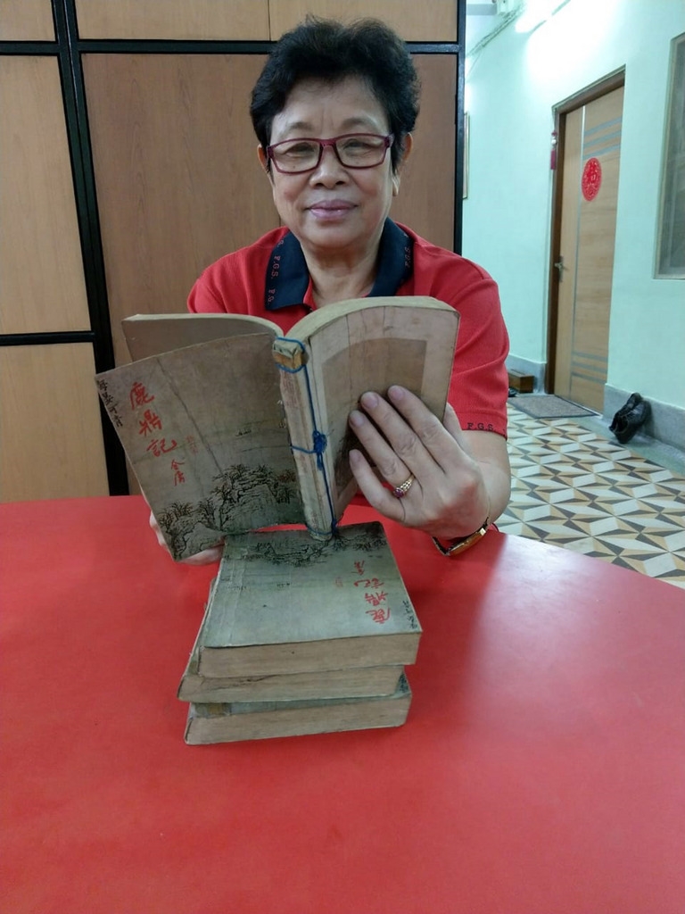 武俠小說泰斗金庸30日去世,金庸小說在印度,成為幾乎找不到華文書的當地華人心靈雞湯。加爾各答佛光會長楊桃容,迄今仍珍藏著1965年獲得的金庸小說。(楊桃容提供)中央社記者康世人新德里傳真 107年10月31日
