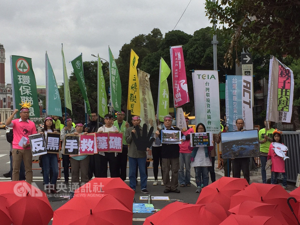 多個環保團體31日在凱道召開1103反空污大遊行活動預告記者會,宣布反空污大遊行當天的活動流程與特色,高喊反空污、反黑手、反獨裁。(台灣健康空氣行動聯盟提供)中央社記者吳欣紜傳真 107年10月31日