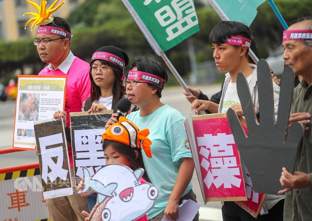 由多個環保團體舉行的「健康永續 藻礁永存」反空污大遊行將在11月3日登場,環團31日在凱道召開活動預告記者會,高喊反空污、反黑手、反獨裁,呼籲民眾共同上街發聲。中央社記者裴禛攝 107年10月31日