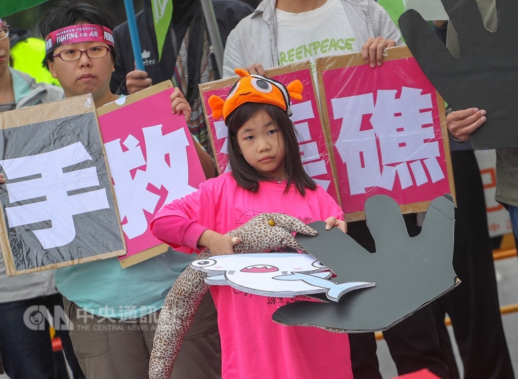 由多個環保團體舉行的「健康永續 藻礁永存」反空污大遊行將在11月3日登場,環團31日在凱道召開活動預告記者會,一名小朋友拿著藻礁生態動物道具和手板發聲。中央社記者裴禛攝 107年10月31日