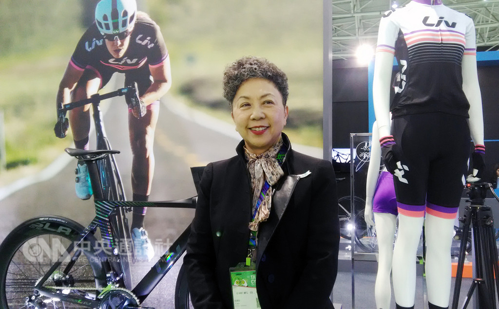 巨大機械董事長杜綉珍31日在台北國際自行車展表示,因應美中貿易戰,將部分高階自行車產能移回台灣,並將在現有的台中廠區擴充新產線,預計招募員工300至400人,採兩班制生產高階自行車。中央社記者潘智義攝 107年10月31日
