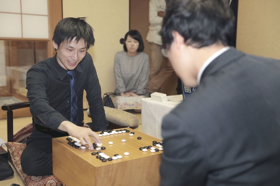 旅日職業棋手張栩(左)2日在名人賽第7戰擊敗尋求衛冕的井山裕太,以4勝3負贏得名人頭銜。(共同社提供)