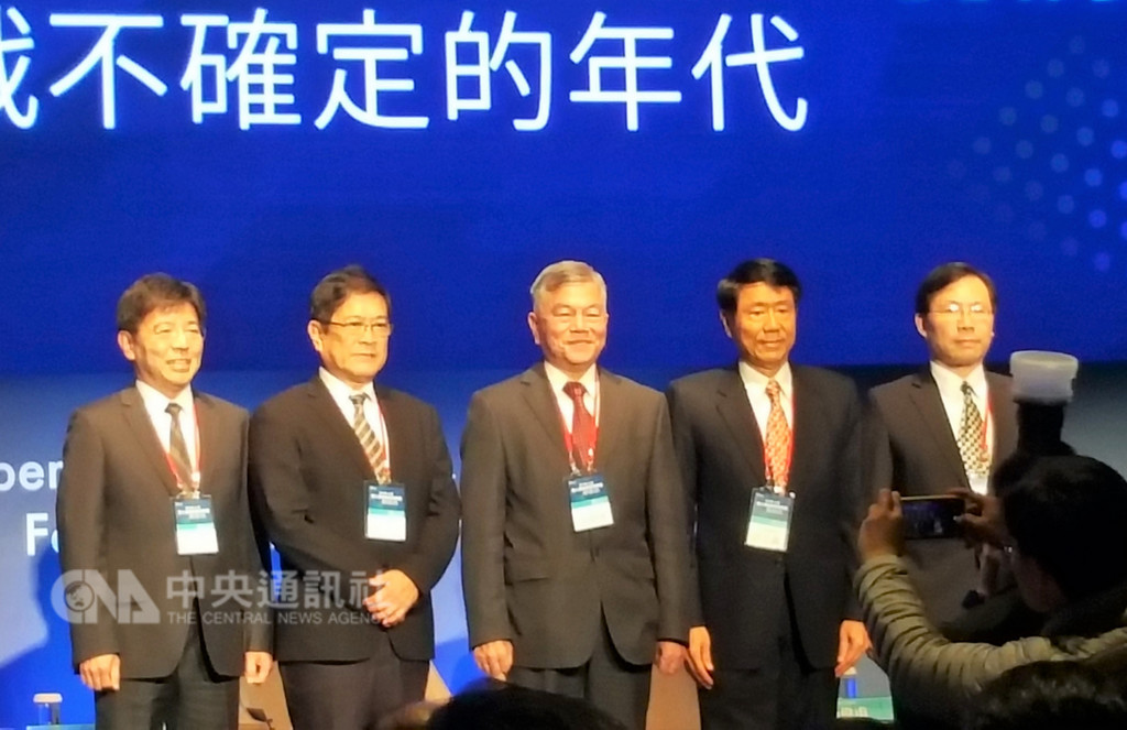 第16屆華人領袖遠見高峰會2日邀請經濟部長沈榮津(中)、台電董事長楊偉甫(左2)、能源局長林全能(右1)、工業技術研究院院長劉文雄(左1)出席談台灣綠能發展。中央社記者廖禹揚攝 107年11月2日
