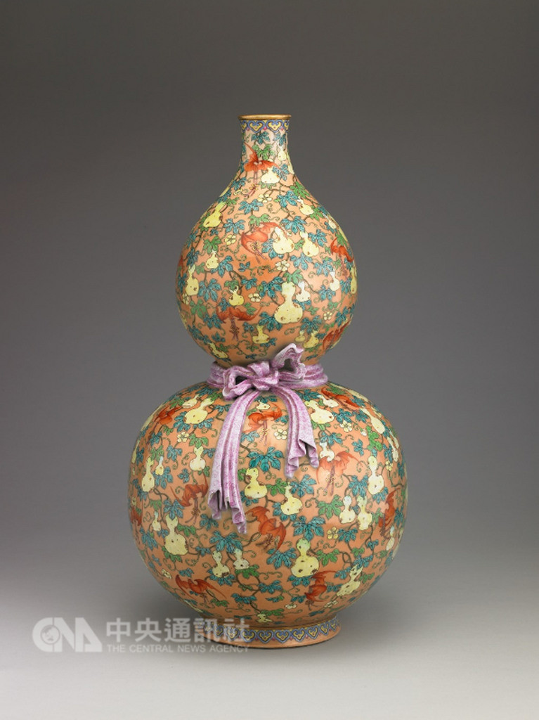 國立故宮博物院南部院區3日起推出「花事.閑情」花器特展,將展出88組件花器與書畫作品,呈現16至20世紀宮廷及民間的花藝美學。圖為清乾隆「粉彩福祿葫蘆瓶」。(故宮南院提供)中央社記者江俊亮傳真 107年11月2日