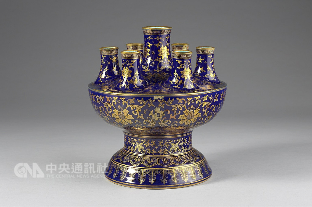 故宮南院「花事.閑情:品味花器與生活」特展,3日起登場,展出88組件花器與書畫作品,包含清乾隆「霽青描金番蓮七孔花插」。(故宮南院提供)中央社記者江俊亮傳真 107年11月2日