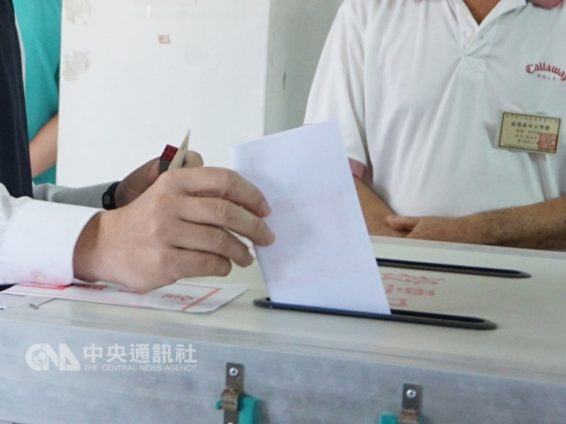 年底10案公投綁大選,5家全國性無線電視台從3日到21日轉播50場意見發表會,讓選民在投票前了解各提案正反方意見。(中央社檔案照片)