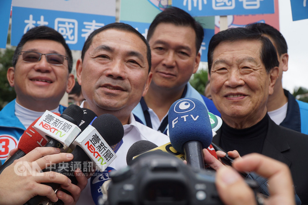 國際鑑識專家李昌鈺(前右)3日出席「世紀神探會」,為國民黨新北市長參選人侯友宜(前左)站台,力挺侯友宜。中央社記者林長順攝 107年11月3日