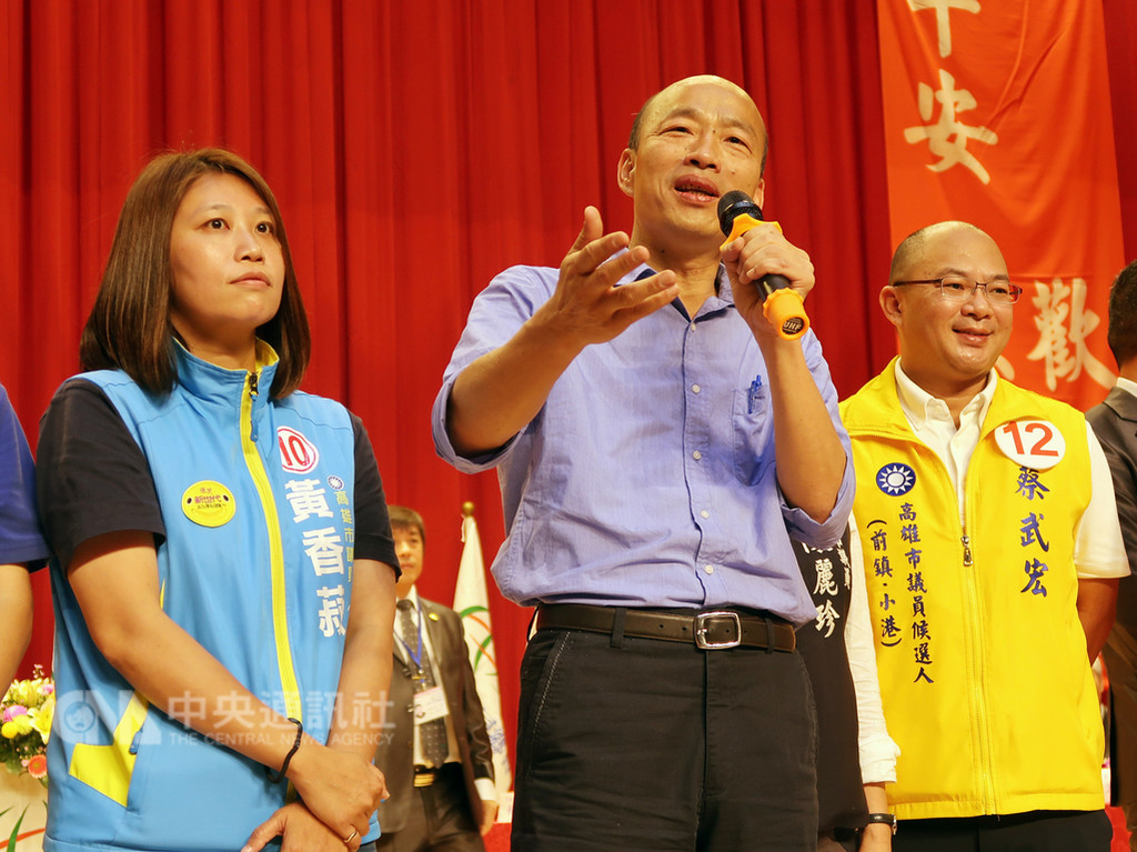 國民黨高雄市長參選人韓國瑜(中)3日出席公開活動時,有媒體追問他過去批評高雄又老又窮,近來卻又說高雄像耀眼珍珠,韓國瑜則表示,一個是形容現況,一個是談城市發展潛力。中央社記者王淑芬攝 107年11月3日