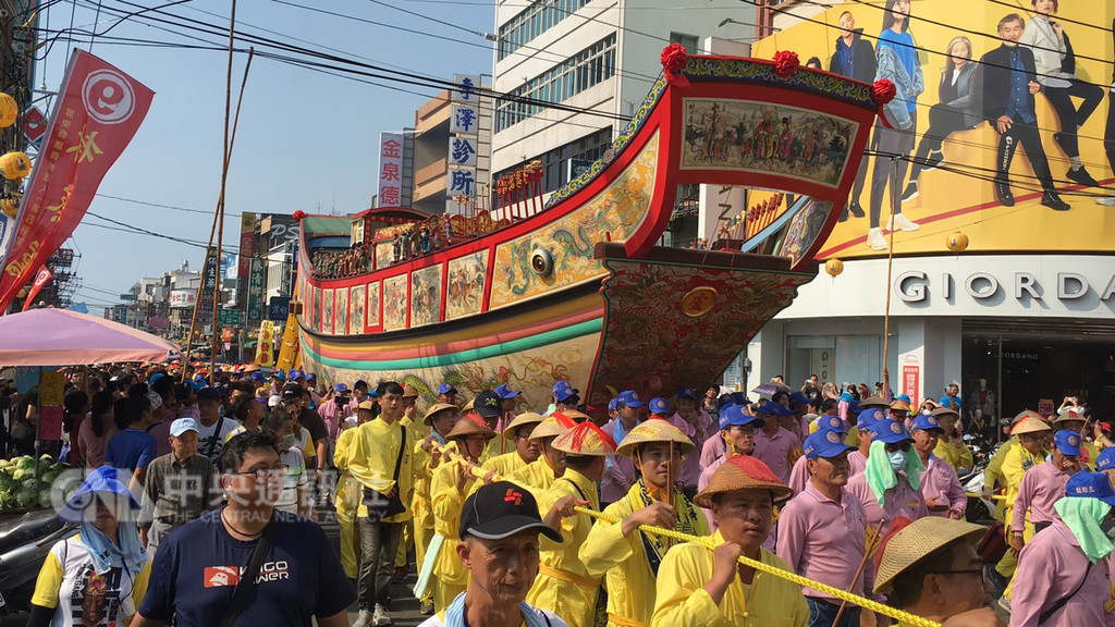 屏東東港迎王平安祭典3日下午舉行王船遶境活動,高達2層樓的華麗王船陸上行舟,沿途為民眾押煞逐疫。中央社記者郭芷瑄攝 107年11月3日