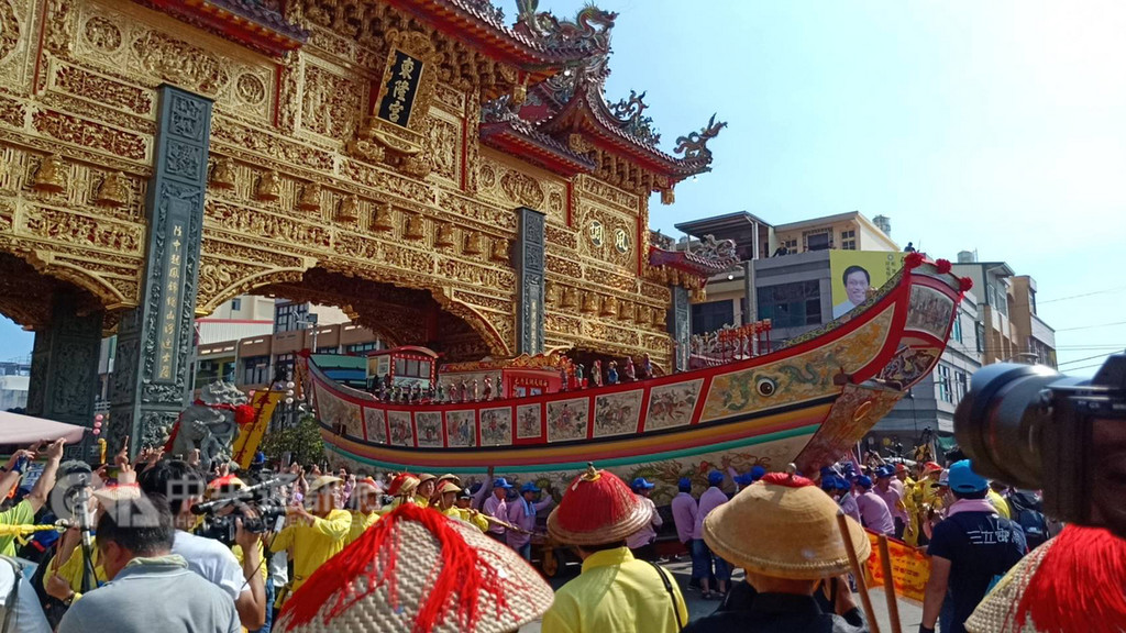 屏東東港迎王平安祭典3日下午舉行王船遶境活動,高達2層樓的華麗王船從東隆宮牌樓出發,沿途為民眾押煞逐疫,場面浩大。中央社記者郭芷瑄攝 107年11月3日