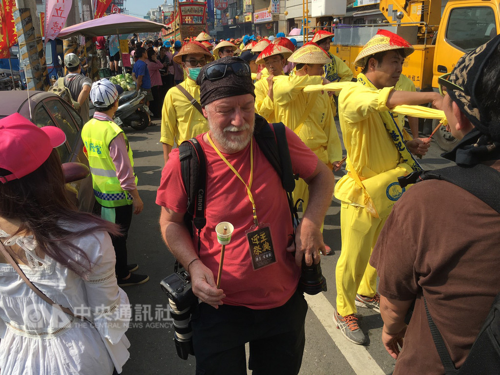 屏東東港迎王平安祭3日舉行王船遶境活動,現場人聲鼎沸、場面浩大,也有外國朋友拿香隨行,參與祭典盛會。中央社記者郭芷瑄攝 107年11月3日