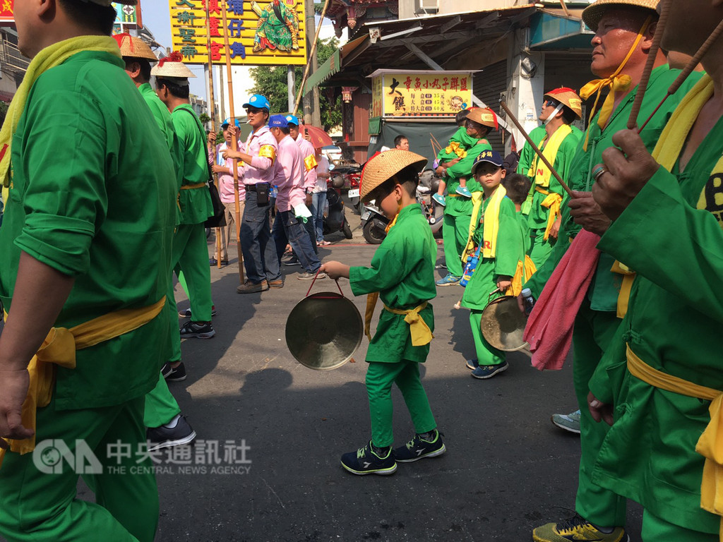 屏東東港迎王平安祭3日進行重頭戲王船遶境活動,迎王中的「七角頭」轎班家庭代代男丁相傳,遶境隊伍中,不時可見小小轎班。中央社記者郭芷瑄攝 107年11月3日