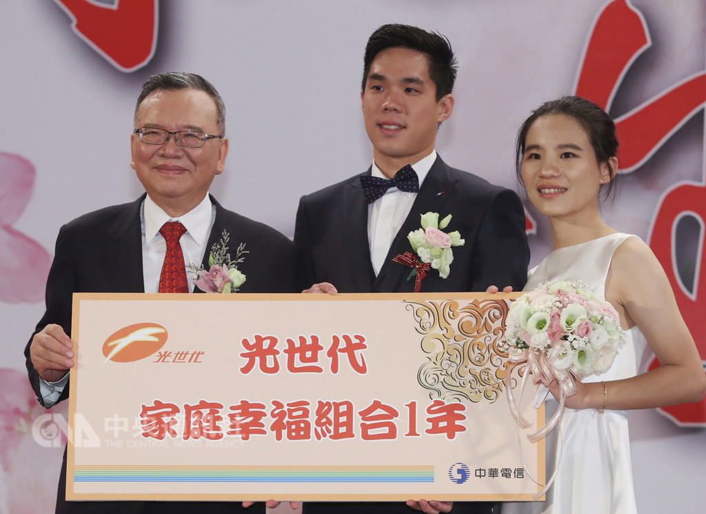 中華電信107年員眷集團婚禮4日在台北圓山大飯店舉行,董事長鄭優(左)為72對新人證婚,致詞感謝中華電信員眷的支持。中央社記者鄭傑文攝 107年11月4日
