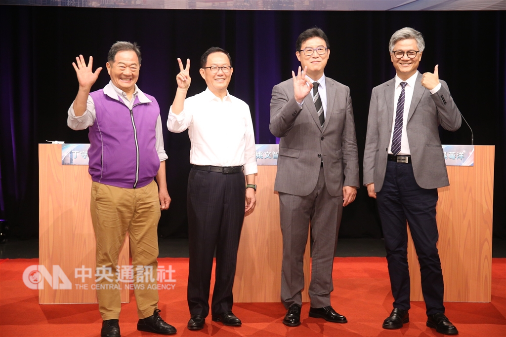 台北市長參選人首場電視辯論會4日登場,無黨籍台北市長參選人李錫錕(左起)、中國國民黨台北市長參選人丁守中、民主進步黨台北市長參選人姚文智和無黨籍台北市長參選人吳萼洋出席與會。中央社記者吳家昇攝 107年11月4日