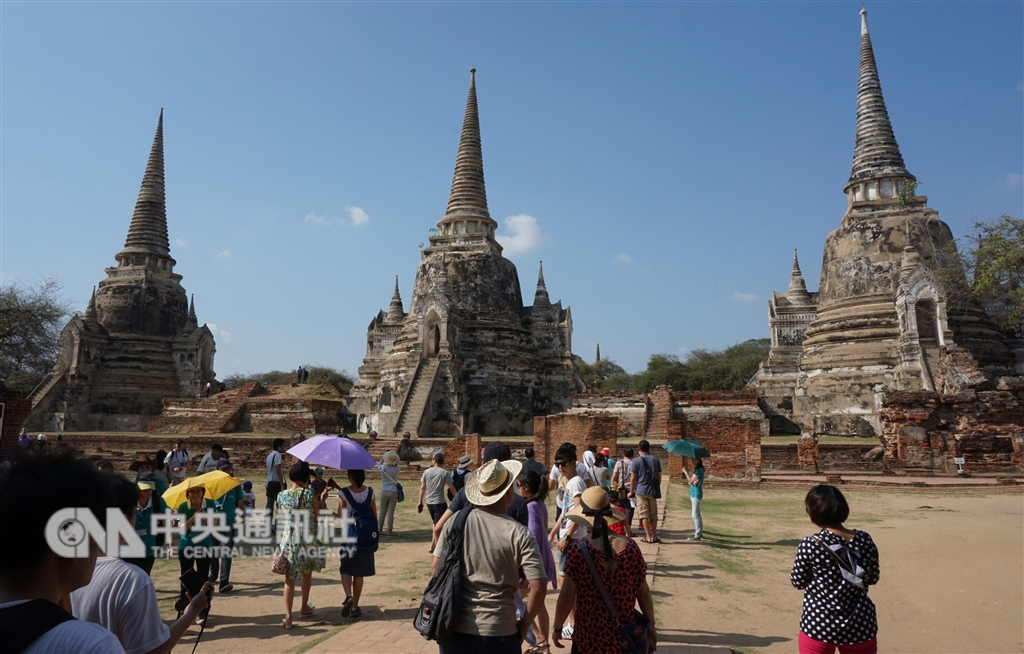 泰國軟實力亮眼,已超越日本成為亞洲旅遊吸金強國。圖為泰國大城景點帕席桑碧寺觀光人潮。(中央社檔案照片)