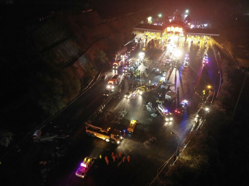 甘肅省蘭海高速公路蘭州南收費站3日晚間發生連環車禍,造成15人死亡、44人受傷。(中新社提供)