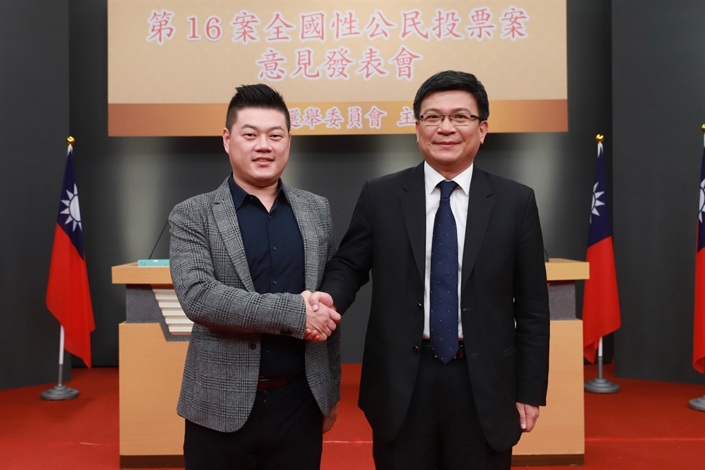 以核養綠公投意見發表會4日登場,正方廖彥朋(左)以八一五大停電為例,如核四商轉,應能安然度過。反方曾文生(右)以買車形容核四廠,如20年後才交車,「你放心讓這樣的電廠運轉嗎?」(中央選舉委員會提供)中央社記者李淑華傳真 107年11月4日