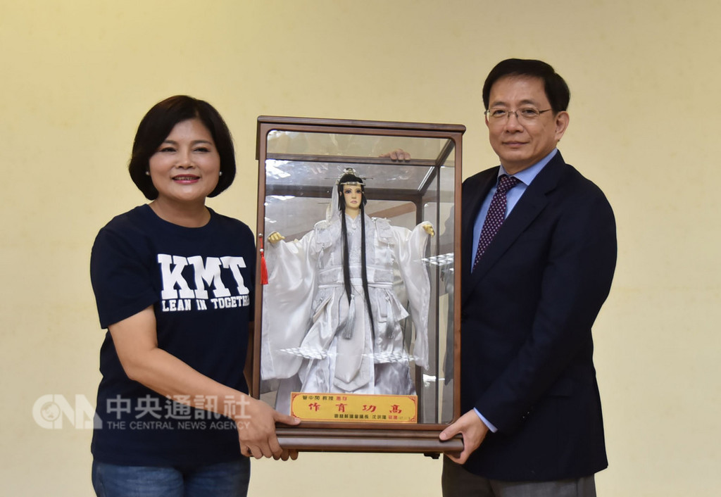 台灣大學校長當選人管中閔(右)5日到雲林縣議會演講,國民黨雲林縣長參選人張麗善(左)贈送布袋戲史豔文戲偶給管中閔,象徵儒者、智勇雙全。中央社記者葉子綱攝 107年11月5日