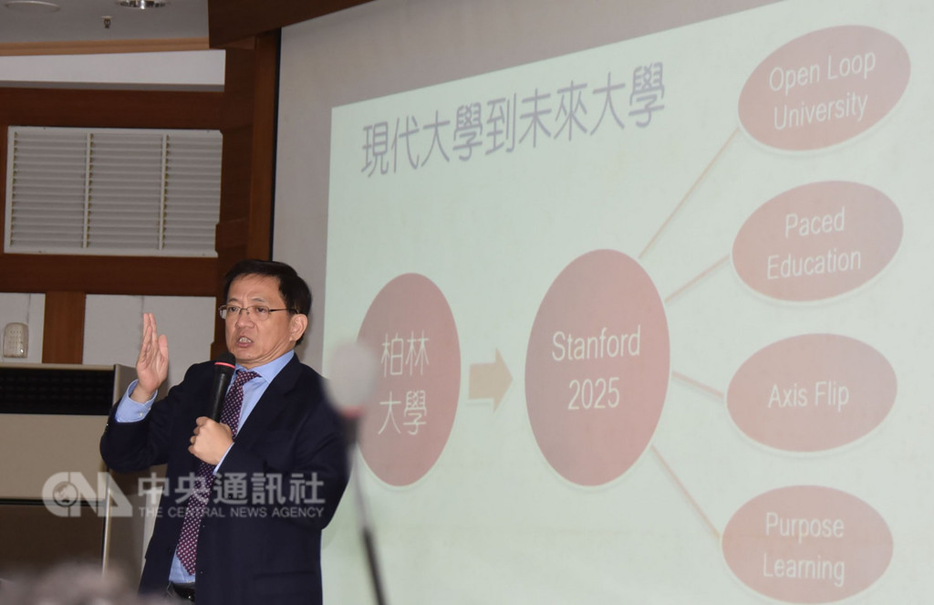 台灣大學校長當選人管中閔5日到雲林縣議會演講,他說,如果地方選舉後,台大校長遴選案爭議未改變,他可能會審慎考量是否重新做出選擇,有可能不堅持當選人位置,這是眾多選項之一。中央社記者葉子綱攝 107年11月5日
