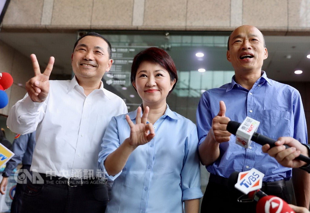 國民黨新北市長參選人侯友宜(左起)、台中市長參選人盧秀燕、高雄市長參選人韓國瑜5日一起上政論節目錄影。侯友宜受訪表示,現在只欠「催票、拉票、投票」這三票。(侯辦提供)中央社記者黃旭昇新北傳真 107年11月5日