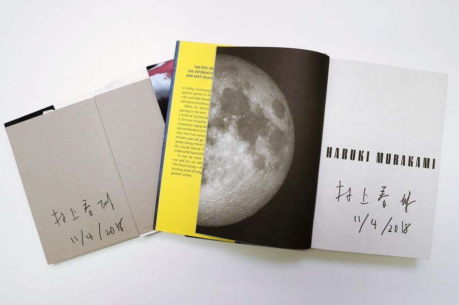 村上春樹在長篇小說「刺殺騎士團長」英譯本(右)、出道作品「聽風的歌」的書上簽名,捐贈給母校早稻田大學。(共同社提供)