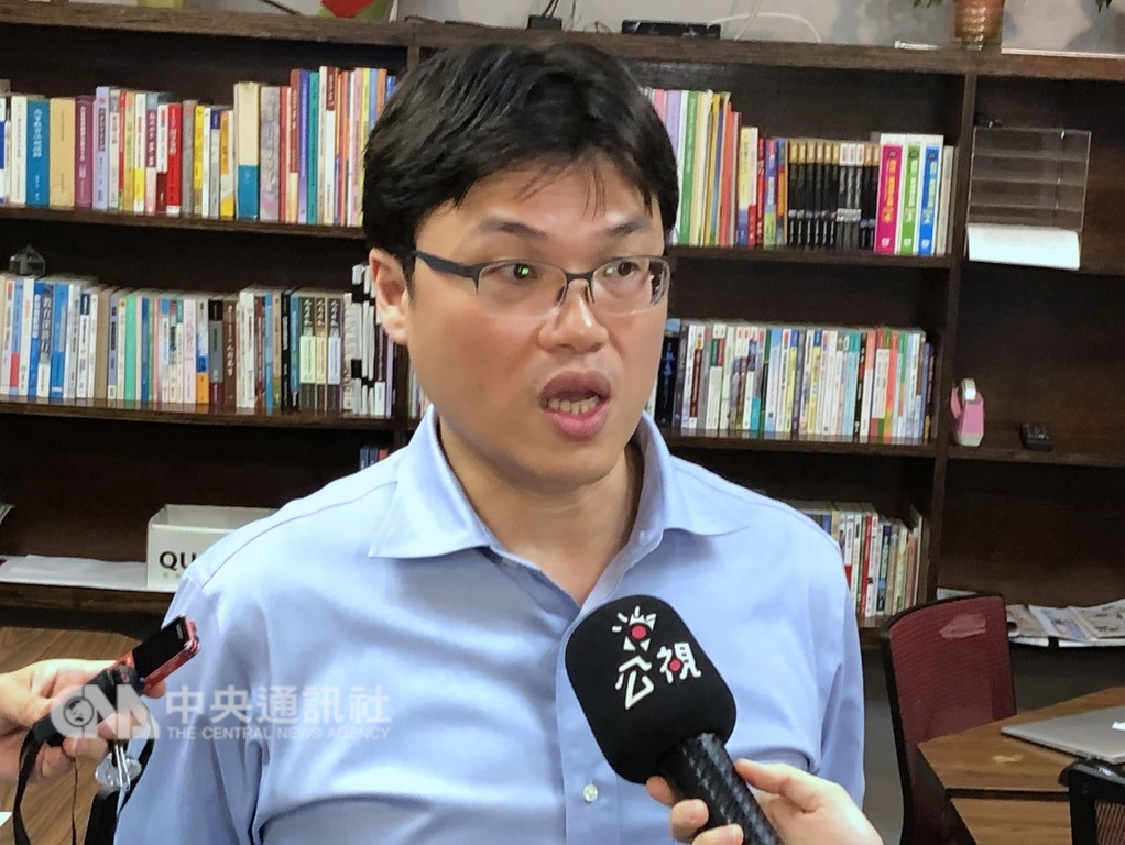 在康寧大學唸書的斯里蘭卡學生,傳出被仲介至屠宰場工作。教育部高教司長朱俊彰(圖)6日表示,事件應是「個案」,學校內控有很大問題,已列為專案輔導學校嚴處。中央社記者陳至中台北攝 107年11月6日