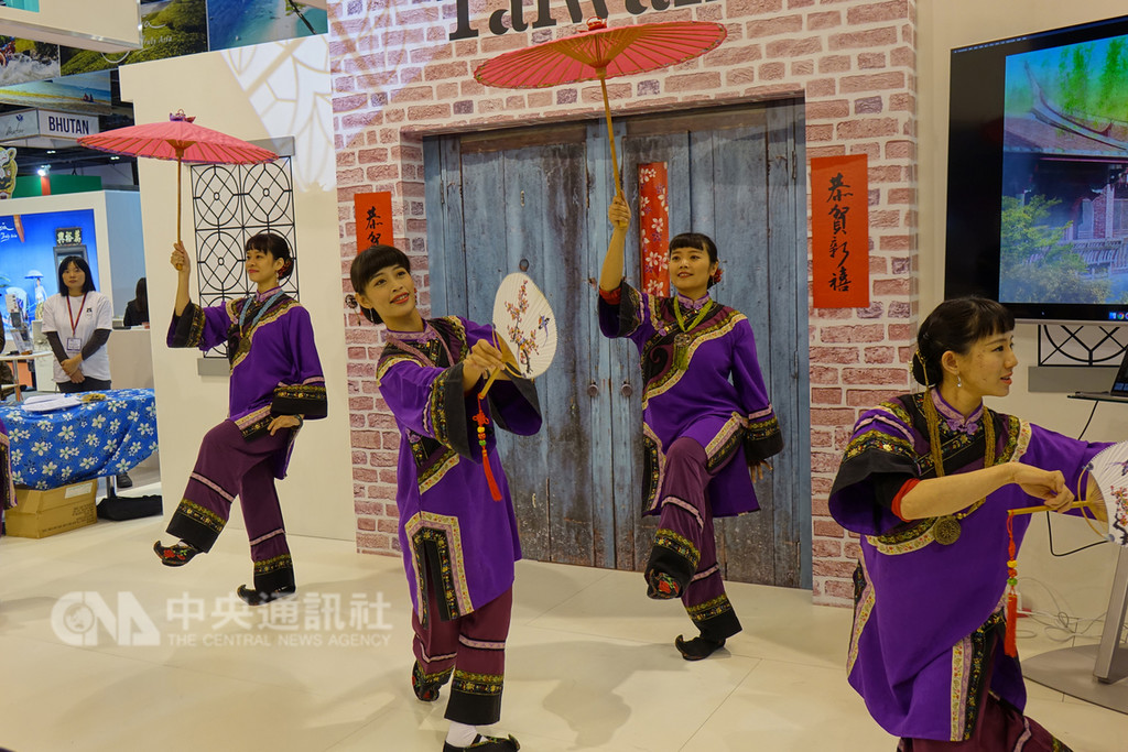 全球第二大旅展倫敦WTM旅展5日揭幕,今年以「小鎮」為主題,特邀「雞屎藤舞蹈劇場」隨團演出。中央社記者戴雅真倫敦攝 107年11月6日