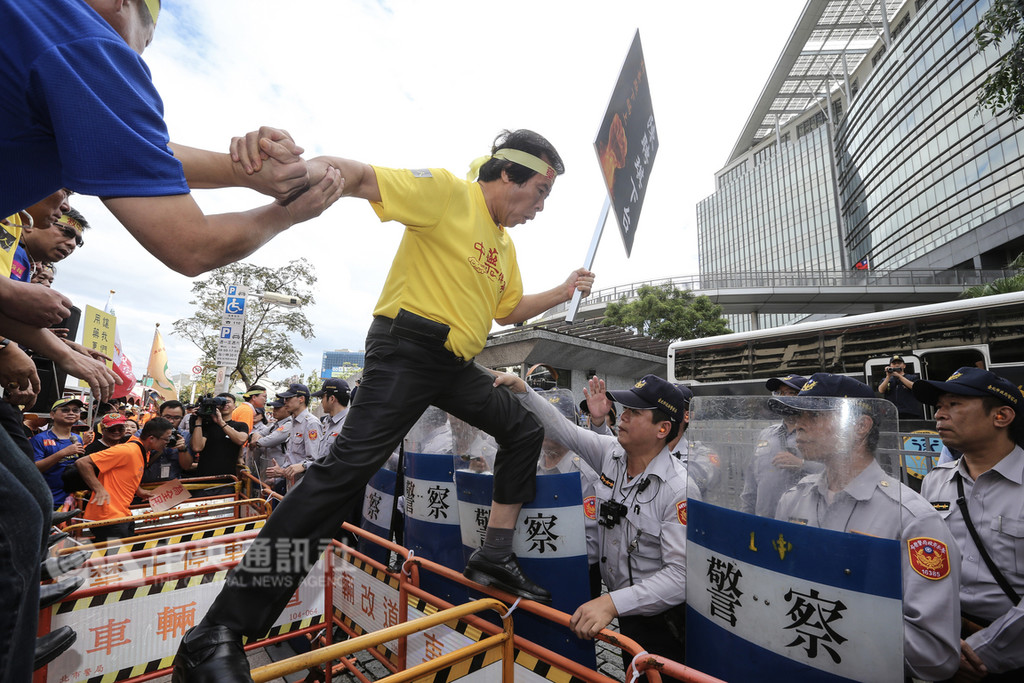 中藥商業同業公會全國聯合會成員6日前往衛生福利部門口抗議陳情,有民眾想突破警方人牆,衝進衛福部見部長。中央社記者謝佳璋攝 107年11月6日