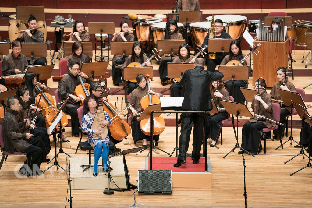 台北市立國樂團首次造訪紐約,將登上卡內基音樂廳演出,並與中國琵琶演奏家吳蠻(前方著藍白衣服者)再度攜手合作。圖為北市國過去與吳蠻演出。(駐紐約台北文化中心提供)中央社記者尹俊傑紐約傳真 107年11月6日