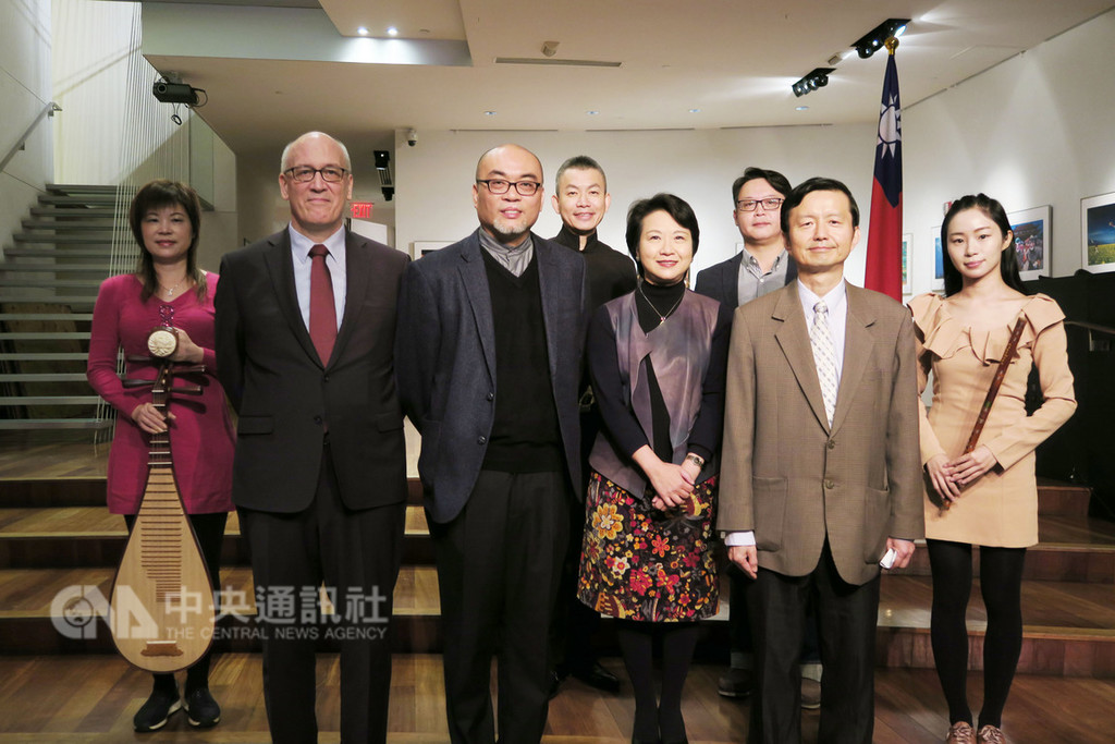 台北市立國樂團首次造訪紐約,將登上卡內基音樂廳演出,團長鄭立彬(左3)美東時間5日率部分團員出席在駐紐約辦事處舉行的記者會。中央社記者尹俊傑紐約攝 107年11月6日