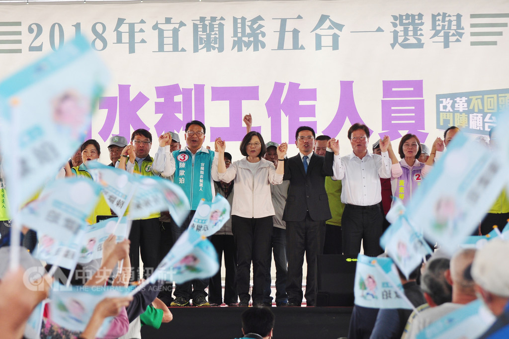 年底選舉將到,民進黨主席蔡英文(中)6日前往宜蘭,為民進黨宜蘭縣長參選人陳歐珀(中左)等綠營五合一參選人輔選。中央社記者沈如峰宜蘭攝 107年11月6日