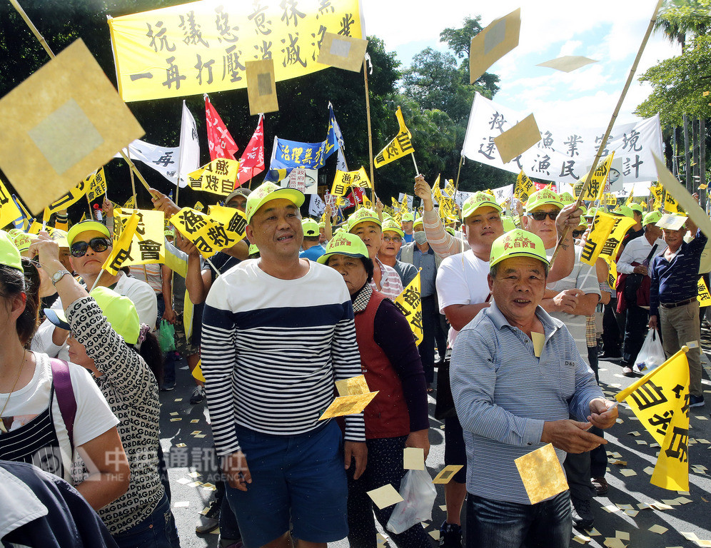 為消除歐盟黃牌警告,行政院農業委員會修訂漁業三法,高額罰鍰引發漁民不滿,2000多名漁民6日在農委會前集結抗議,下午並沿途撒冥紙前往立法院外繼續表達訴求。中央社記者郭日曉攝 107年11月6日