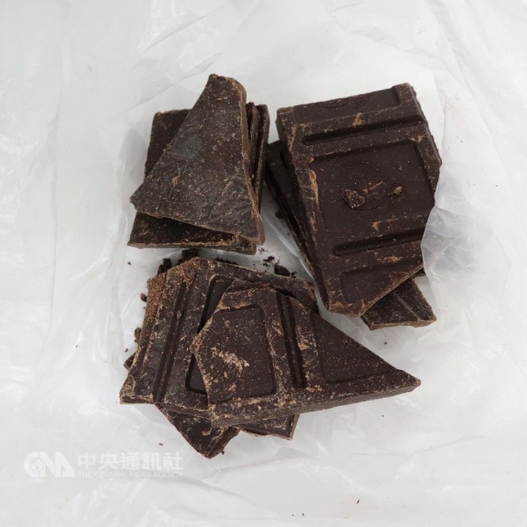 食藥署6日指出,一批從法國進口的「KLAUS有機90%黑巧克力片」,在邊境被驗出農藥「協力精」,是首次驗出巧克力農藥超標。(食藥署提供)中央社記者張茗喧傳真 107年11月6日