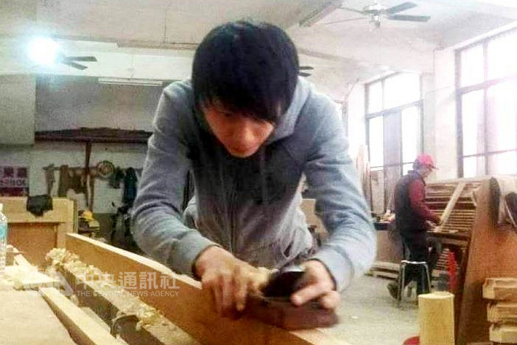 18歲的吳灌品有亞斯伯格症,今年4月到勞動部勞動力發展署雲嘉南分署受訓家具木工,每天練習12小時,堅持「匠人精神」,順利拿到全國身心障礙者技能賽金牌。(吳灌品提供)中央社記者楊思瑞台南傳真 107年11月6日