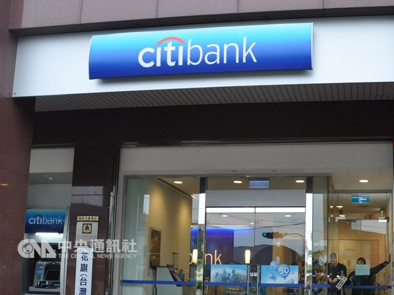 金管會銀行局副局長王立群指出,花旗給這名客戶信用卡額度為60萬元,卻被刷了6300餘萬元。(中央社檔案照片)
