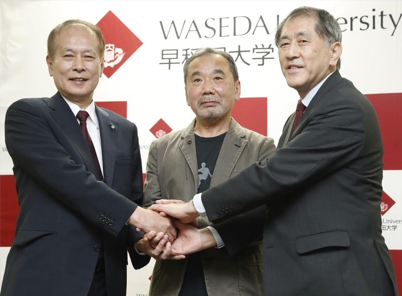 村上春樹(中)4日宣布將把寫作40年來累積的大量資料、個人收藏的唱片、作品手稿等許多資料,全部捐贈給母校早稻田大學。左為時任早稻田大學校長鎌田薰。右為5日上任的新任校長田中愛治。(檔案照片/共同社提供)