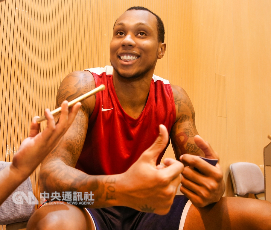 台灣銀行簽下擁有5季美國職籃(NBA)資歷的大前鋒史密斯(Greg Smith),他自信滿滿地表示,有信心可以統治SBL禁區。中央社記者謝佳璋攝 107年11月6日