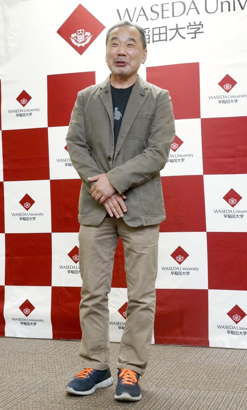 時隔37年,村上春樹在東京召開記者會,以卡其夾克、黑T恤、球鞋現身。(檔案照片/共同社提供)