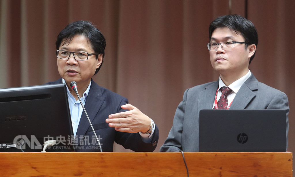 在康寧大學唸書的斯里蘭卡學生發生透過仲介非法到屠宰場打工引議,立委7日認為,境外生非法打工應非「個案」,質疑有力人士居中關說,教育部長葉俊榮(左)表示,會在3個月內清查。右為教育部高等教育司長朱俊彰。中央社記者張新偉攝 107年11月7日