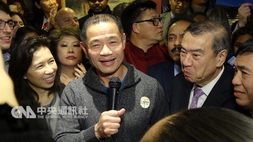 曾任紐約市主計長的劉醇逸(左2)締造歷史,以過半得票率成為首位台灣出生的紐約州參議員,選後在妻子李迪儀(左1)陪伴下出席慶祝活動。中央社記者尹俊傑紐約攝 107年11月7日