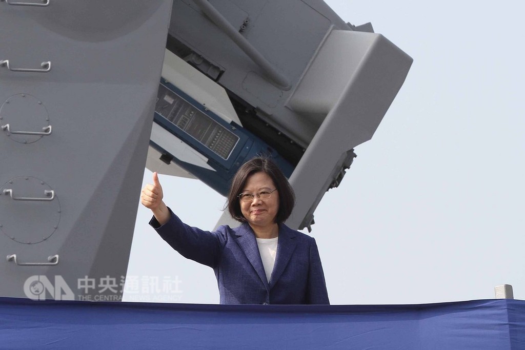 派里級雙艦8日在高雄成軍,總統蔡英文(圖)宣讀成軍令,並授旗、授印,最後進行部隊校閱,登上銘傳艦視察時,有媒體高喊詢問蔡總統對成軍是否滿意,蔡總統立刻高比「讚」手勢,並揮手讓媒體捕捉這歷史一刻。中央社記者游凱翔攝 107年11月8日