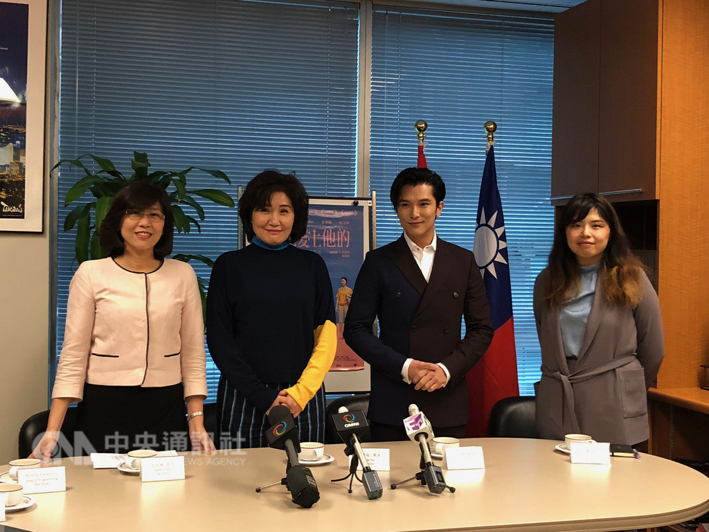 台灣電影「誰先愛上他的」 加拿大首映記者會,於多倫多當地時間7日舉行。導演徐譽庭(左2)、男主角邱澤(右2) 與駐多倫多台北經文辦事處長徐詠梅(左1)合影。中央社記者胡玉立多倫多攝 107年11月8日